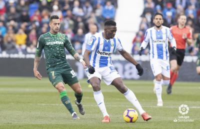 Sergio León presiona a Omeruo.