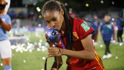 Salma Paralluelo, tras ganar el Mundial sub 17 de fútbol femenino.