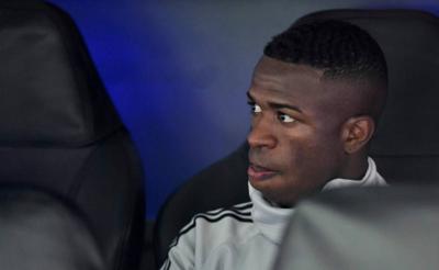 Vinícius, sentado en el banquillo. 