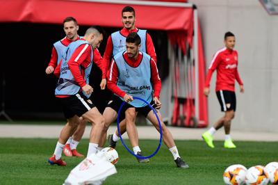 Escudero, con Arana al fondo, en un entrenamiento.