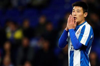 Wu Lei lamenta una ocasión en el Espanyol-Huesca.