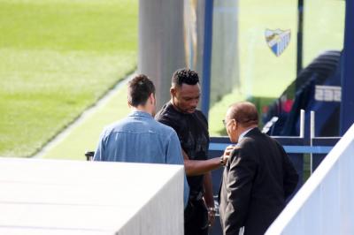 Kameni, hablando con Juan Rodríguez y Ben Barek en La Rosaleda.