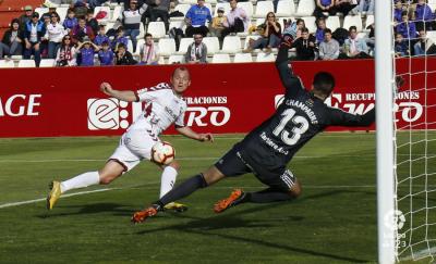 Zozulia protagoniza una acción ante Champagne en el Albacete-Oviedo (Foto: LaLiga).