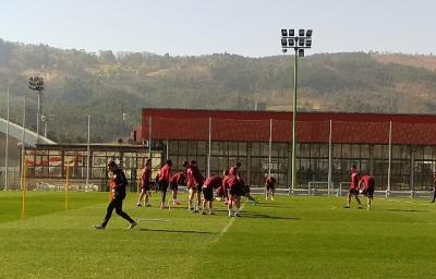 Ejercicios de calentamiento en el cmapo 1 (Foto: DMQ Bizkaia).