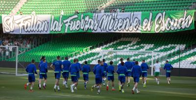Tifo Gol Sur 1907 en el entrenamiento (Foto: Kiko Hurtado).