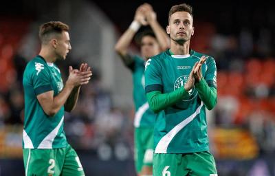 Canales saluda a los béticos en Valencia.