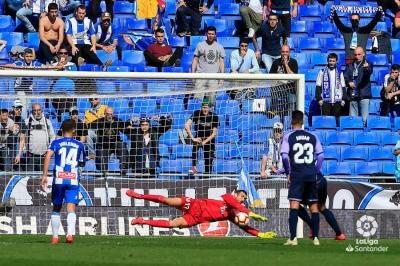 Diego López detiene el penalti que lanzó Sergi Guardiola en el RCDE Stadium (Foto: LaLIga).