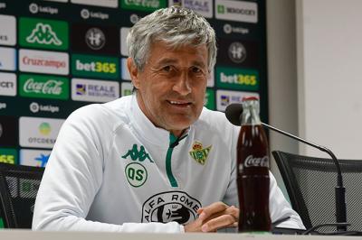 Quique Setién, en una rueda de prensa (Foto: Kiko Hurtado).