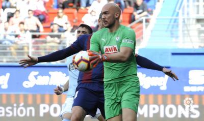 Dmitrovic se hace con el balón en una acción de partido. (Foto: LaLiga).