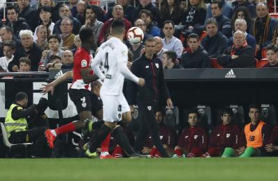 Gaizka Garitano observa el juego en el Valencia-Athletic (Foto: ElDesmarque Valencia).