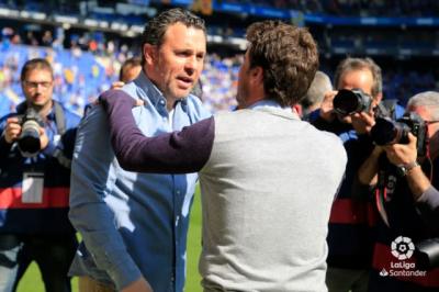 Sergio y Rubi se saludan antes del Espanyol-Real Valladolid.