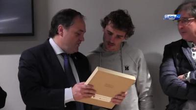 Griezmann junto a Jokin Aperribay, en la última visita del Atlético a Anoeta.
