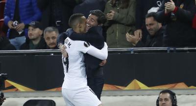 Rodrigo le dedica el gol a Marcelino ante el Krasnodar. (Foto: David González)