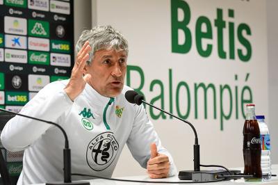 Quique Setién, en una rueda de prensa (Foto: Kiko Hurtado).