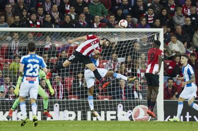 Raúl García cabecea un balón en el encuentro ante el Espanyol en San Mamés (Foto: Athletic Club).