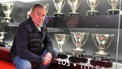 Javier Clemente posa en la sala de Trofeos en San Mamés (Foto: Athletic Club).