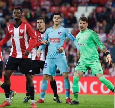 Dani García sujeta a Morata en el área de Herrerín (Foto: LaLiga).