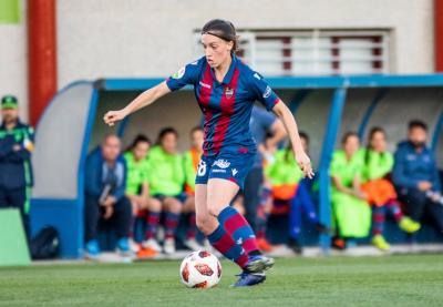 Eva Navarro con la camiseta del Levante UD. (Foto: Levante UD)