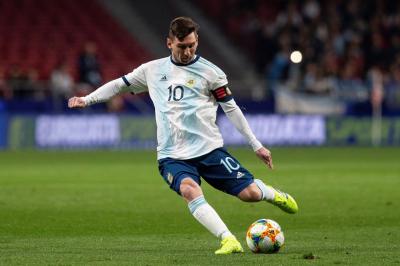 Messi golpea un balón con la selección argentina en el amistoso ante Venezuela. 