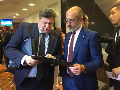 Mikel Ubarrechena, vicepresidente de la Real, departe con Aitor Elizegi, presidente del Athletic Club (Foto: ElDesmarque Valencia).