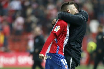 Nacho Méndez celebra el triunfo del Sporting ante el Oviedo (Foto: Luis Manso).