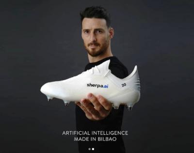 Aritz Aduriz luce sus botas con el logotipo de la compañía vasca (Foto: Sherpa.ai).
