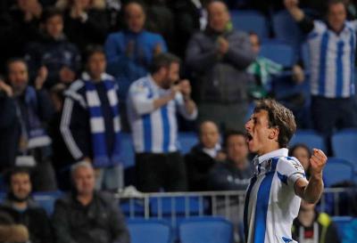 Mikel Oyarzabal celebra un gol con la Real.