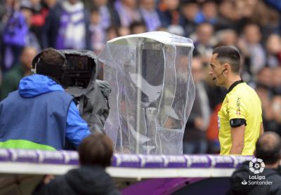 Sánchez Martínez consulta el VAR antes de anular el gol al Sevilla (Foto: LaLiga). 