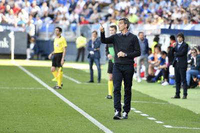 Muñiz, dando órdenes ante el Extremadura.