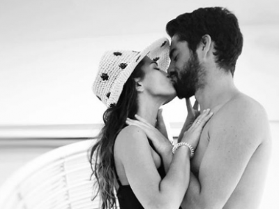 Sara Sálamo e Isco se dan un beso (Foto: Instagram @sarasalamo).