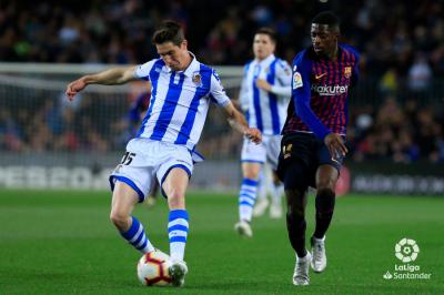 Aritz Elustondo pelea por un balón ante Dembelé. (Foto: LaLiga)