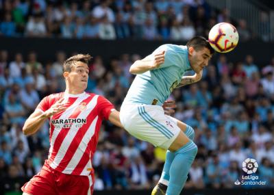 Maxi Gómez remata el balón de cabeza (Foto: LaLiga).
