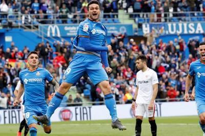 Jorge Molina celebra uno de sus goles ante el Sevilla en el Coliseum Alfonso Pérez.