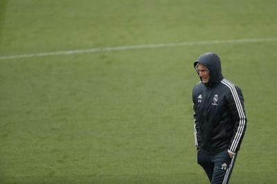 Zidane camina sobre el césped en un entrenamiento del Real Madrid. 