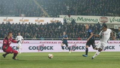 Muriel remata para marcar su gol al Atalanta.
