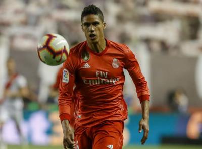 Varane persigue un balón en Vallecas. 