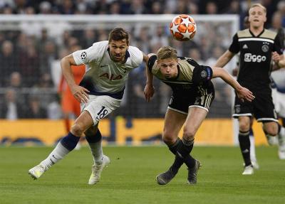 De Jong pelea un balón con Fernando Llorente.