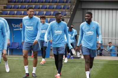 Todibo, Umtiti y Dembélé, antes de comenzar el entrenamiento. 