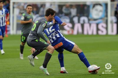 Aritz Elustondo tapona un avance del Alavés. (Foto: LaLiga)