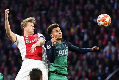 De Ligt, ante Delle Alli (Foto: EFE).