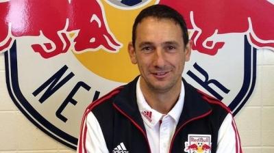 Rafa, con el chándal del Red Bull de Nueva York y el escudo de fondo.