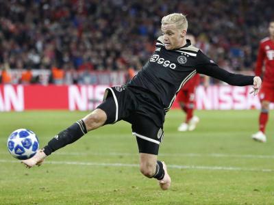 Van de Beek remata un balón. 