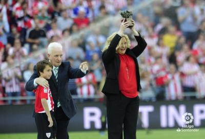 Susan, hija de McNeill recibe el One Club Man en San Mamés (Foto: LaLiga).