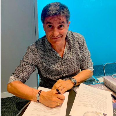 Míchel, firmando por el Pumas.