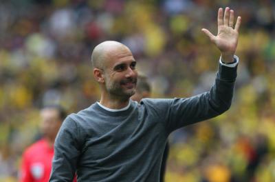 Pep Guardiola saluda tras ganar la FA Cup con el Manchester City.