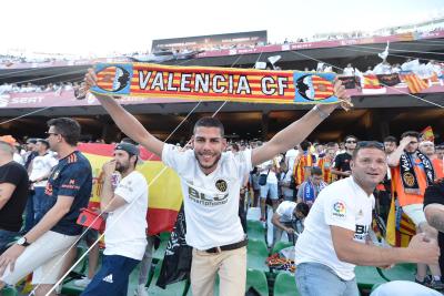 Afición del Valencia, en el Villamarín (Foto: Kiko Hurtado).