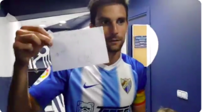 Adrián, mostrando la nota de Basti.