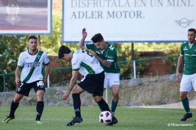 Ander Gago pelea un balón con un jugador del Toledo en el Salto del Caballo (Foto: CD Toledo).