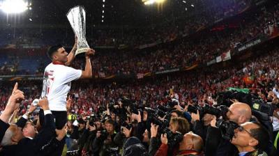 José Antonio Reyes levantando la Europa League.