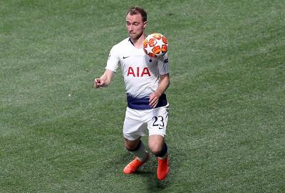 Eriksen controla un balón durante la final de la Champions. 
